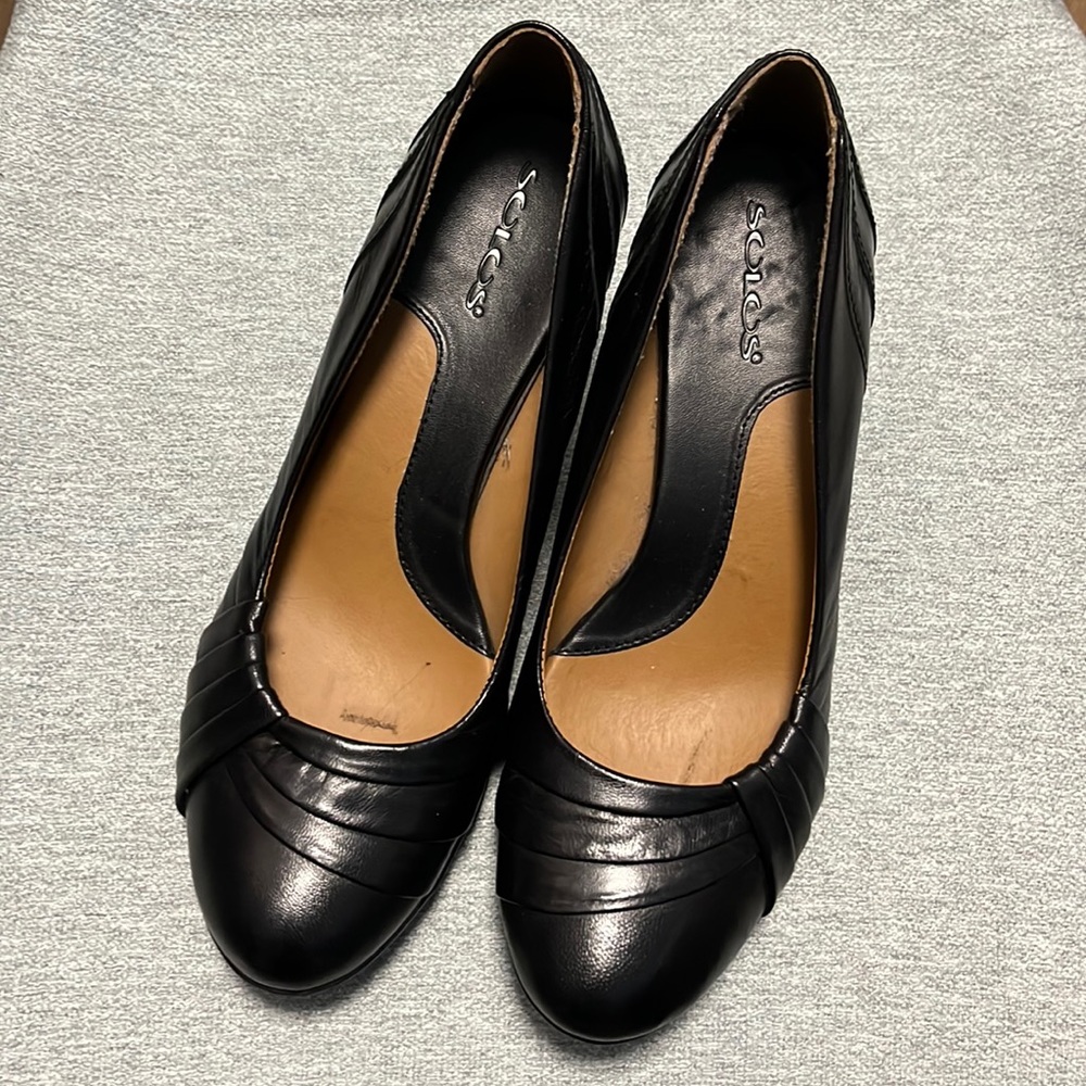 Black Leather Solos Pumps w/2 inch Heel and Extra Cushion - Size 8.5M